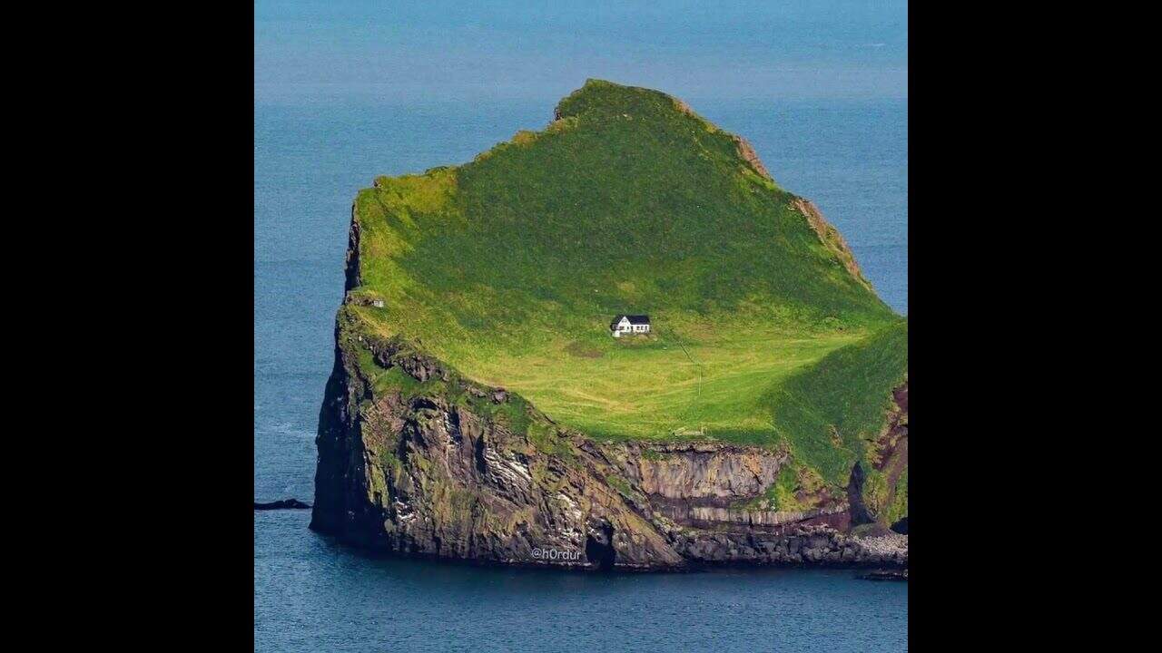 La maison la plus isolée du monde, située au creux de l’îlot d’Elliðaey